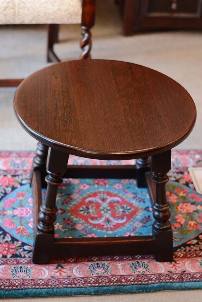 《コーヒーテーブル》シンプルなアンティーク丸テーブル | 愛知県岡崎市アンティーク家具とペルシャ絨毯のお店 ヘップルホワイト