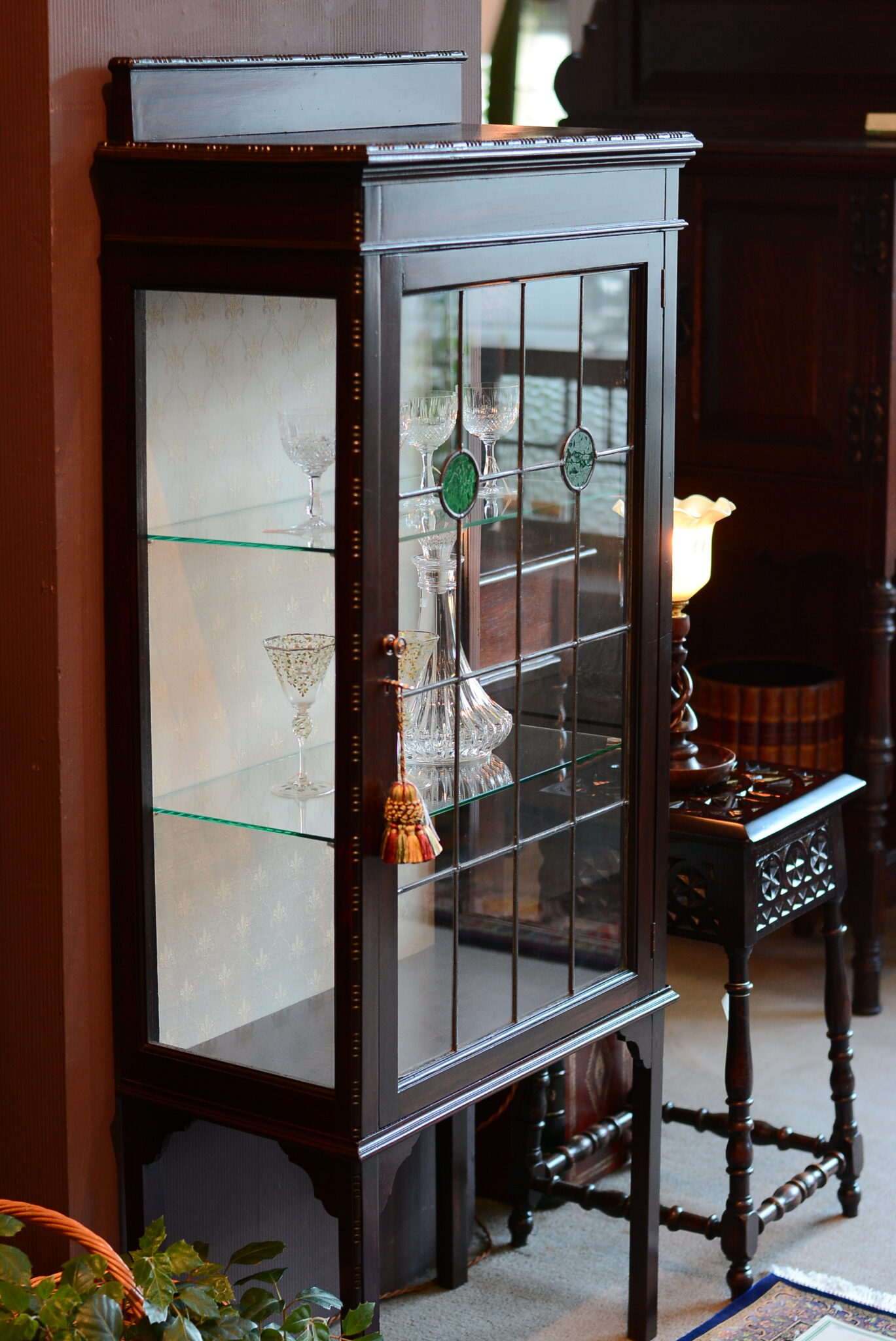 《グラスキャビネット》ステンドグラスの入ったシンプルで小さなアンティークキャビネット | 愛知県岡崎市アンティーク家具とペルシャ絨毯のお店 ヘ