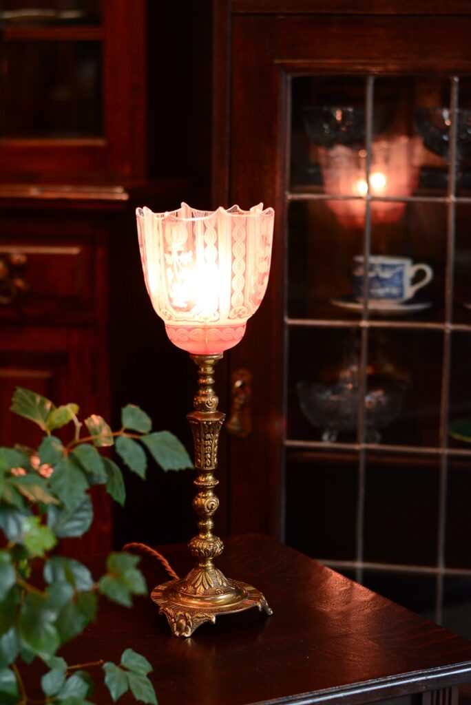テーブルランプ》英国アンティーク照明 クランベリーガラスシェード