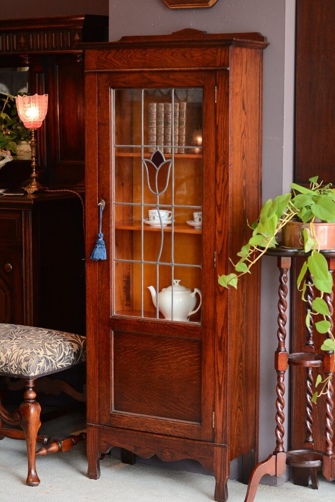ブックケース》お花のステンドグラスの小さなアンティークガラスキャビネット | 愛知県岡崎市アンティーク家具とペルシャ絨毯のお店 ヘップルホワイト