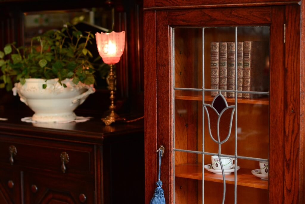 ブックケース》お花のステンドグラスの小さなアンティークガラスキャビネット | 愛知県岡崎市アンティーク家具とペルシャ絨毯のお店 ヘップルホワイト