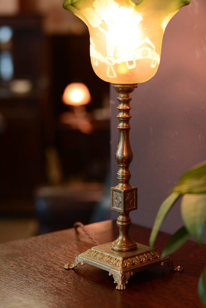 ビンテージ　テーブルランプ　エッチングガラスシェード　古木　真鍮　大理石